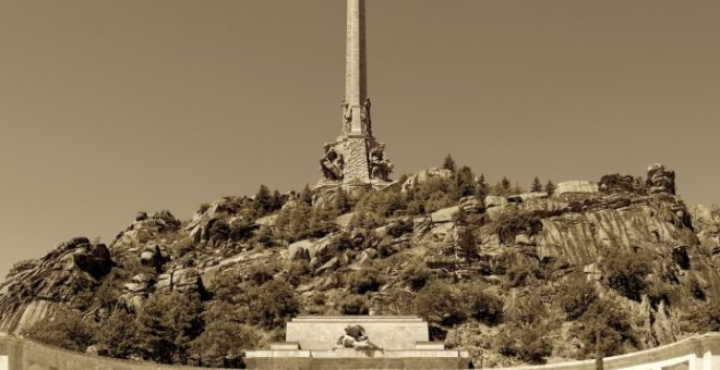 Vista frontal de la cruz del Valle de los Caídos y su basílica (El Escorial, Madrid).
