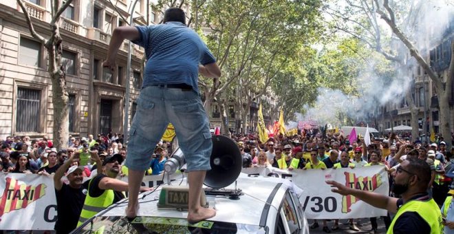 Taxistas en huelga llegados de toda España protestan en Barcelona. / QUIQUE GARCÍA (EFE)