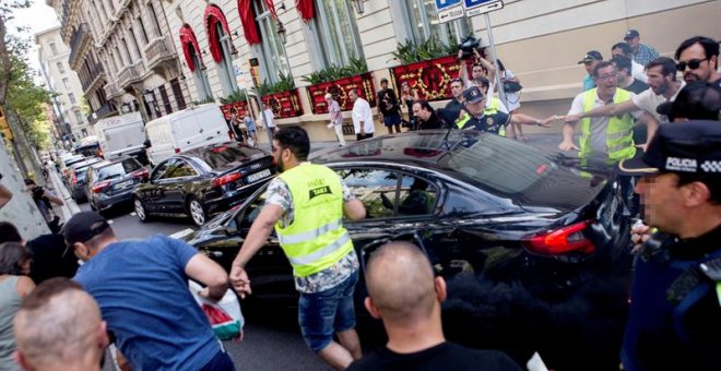 25/07/2018.- Taxistas increpan a un coche frante al hotel Palace durante la manifestación por las calles de Barcelona motivo de la huelga en defensa del reglamento del AMB que limita las licencias de VTC. EFE/Quique García