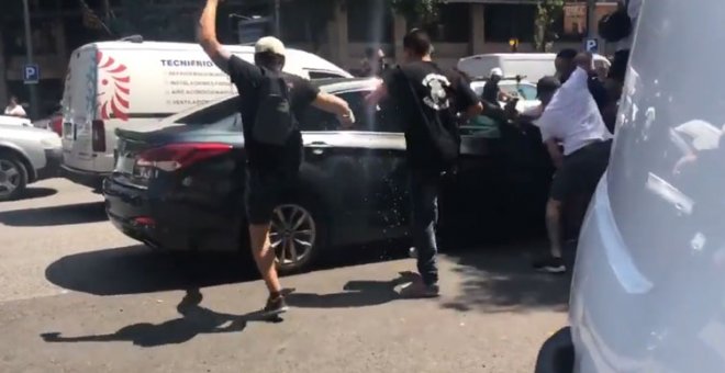 Captura del vídeo en el momento en el que varios taxistas atacan un Cabify con una familia a bordo durante la huelga de Barcelona.