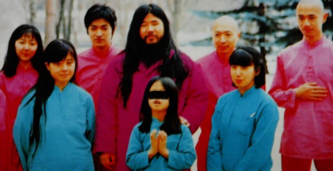El líder de la de la secta Verdad Suprema, Shoko Asahara, junto a su esposa Tomoko, su hija Archery y un grupo de discípulos. / EFE