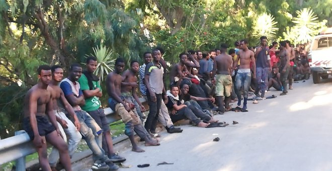 Unos 400 migrantes subsaharianos acceden a Ceuta tras saltar su vallado fronterizo. / Europa Pres