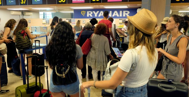 Pasajeros de Ryanair en el aeropuerto de Valencia durante la segunda jornada de huelga de sus tripulantes de cabina.- REUTERS