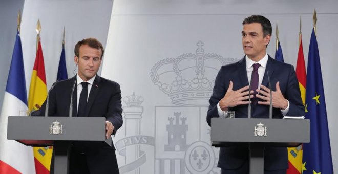 El presidente del Gobierno, Pedro Sánchez (d), y el presidente de Francia, Emmanuel Macron (i), durante la rueda de prensa que han ofrecido esta tarde tras reunirse en el Palacio de la Moncloa de Madrid. EFE/ Zipi