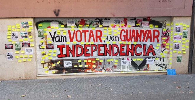 La seu nacional de la CUP, al carrer Casp 180, empaperada de pancartes i enganxines per la independència. @CDRLesCorts