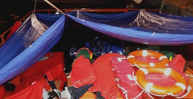 Varias personas rescatadas por Salvamento Marítimo pasan la noche en suelo de la cubierta de un barco, en el puerto de Algeciras, ente la falta de espacio en tierra para desembarcarlos.- FOTO CEDIDA POR  CGT