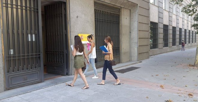 Tres de las aspirantes a psicólogo militar que aprobaron con nota suficiente para obtener plaza acuden al Ministerio de Defensa para defender sus derechos. Plataforma Defendiendo 7 Plazas