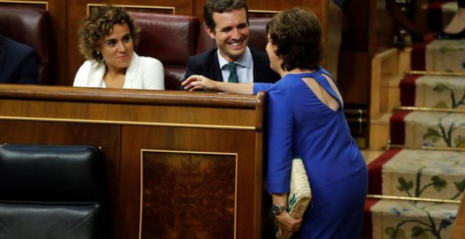 Santamaría saluda a Casado, ya sentado en el escaño reservado al líder de la oposición.- EFE