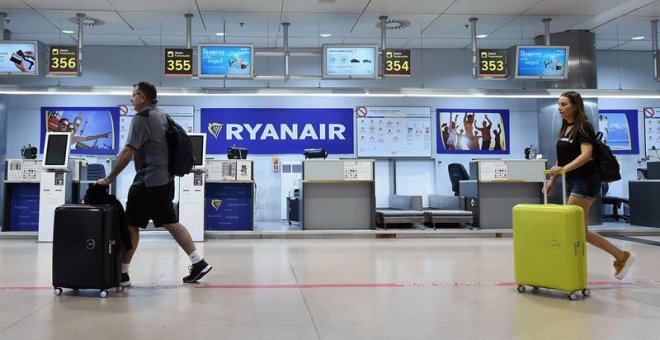 Dos pasajeros pasan antes los mostradores de la aerolínea Ryanair en la T-1 del aeropuerto Adolfo Suárez Madrid-Barajas. (FERNANDO VILLA)