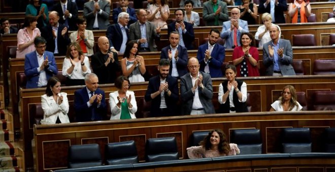 El Grupo Socialista aplaude a la ministra de Hacienda, María Jesús Montero,abajo, tras su su intervención ante el pleno que hoy debate el techo de gasto de 2019 que se eleva a 125.064 millones de euros, un 4,4 % superior al de 2018, y vota los nuevos obje