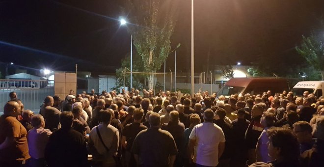 Repartidores reunidos en asamblea por la noche.- TENO