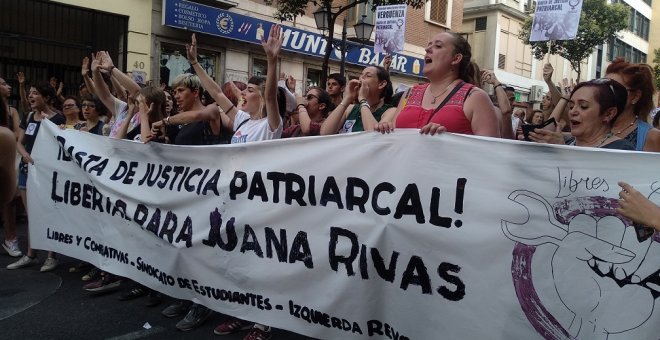 Concentración convocada por asociaciones feministas en Madrid para mostrar su apoyo a Juana Rivas. / Erly Quizhpe