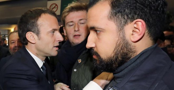 Fotografía de archivo muestra al presidente francés, Emmanuel Macron (izq), junto a su guardaespaldas Alexandre Benalla (dch) durante su visita a la 55ª Feria Internacional de Agricultura en el centro de exhibiciones Porte de Versailles, en París (Francia