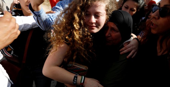 Ahed Tamimi es recibida por el pueblo palestino tras se liberada por Israel. REUTERS/Mohamad Torokman