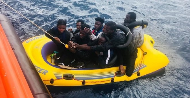 Una infraembarcación con ocho migrantes.- SALVAMENTO MARÍTIMO