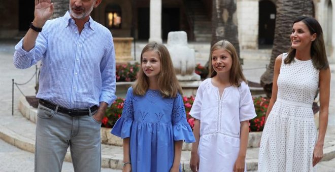 Los Reyes Felipe y Letizia y sus hijas, la princesa Leonor y la infanta Sofía, posaban el domingo en el Palacio de la Almudaina/EFE