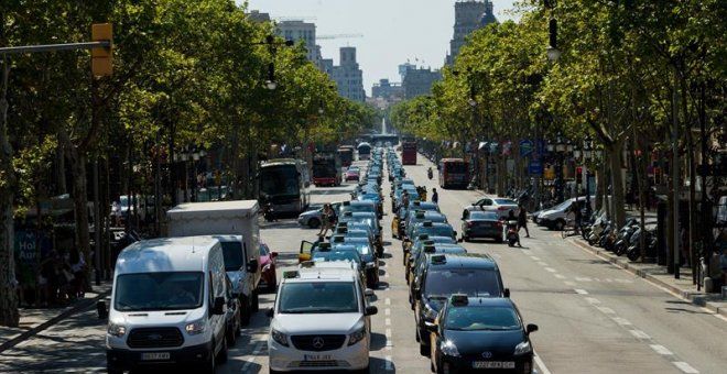 Los taxistas de Barcelona mantienen las concentraciones en el centro de la ciudad . EFE/ Enric Fontcuberta.