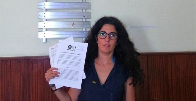 Zeltia Burgos, agente forestal y responsable de la CIG en la Administración autonómica, presentando la denuncia ante Inspección de Trabajo. /CIG