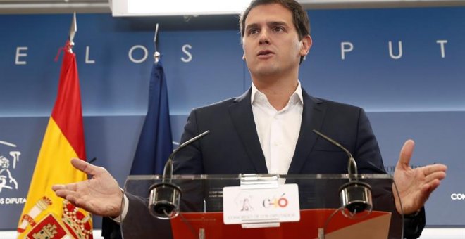 El presidente de Ciudadanos (Cs), Albert Rivera, durante una rueda de prensa para hacer un balance político cuando se cumplen dos meses después de la llegada al Gobierno del líder del PSOE, Pedro Sánchez, esta mañana en el Congreso de los Diputados. EFE/M