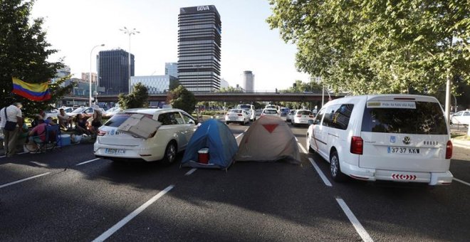 Las protestas de los taxistas españoles contra la proliferación de licencias VTC (vehículos de alquiler con conductor), como Uber o Cabify, mantienen bloqueado el Paseo de la Castellana, una de las principales vías de Madrid. EFE/Kiko Huesca