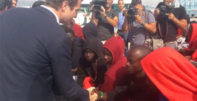 Imágenes de video del presidente del PP, Pablo Casado, saludando a migrantes llegados al puerto de Algeciras en la pasada madrugada. TWITTER