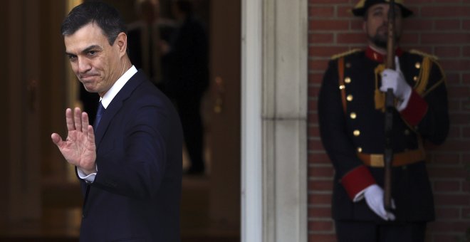 El presidente del Gobierno, Pedro Sánchez, en la entada del Palacio de la Moncloa . EFE/Ballesteros