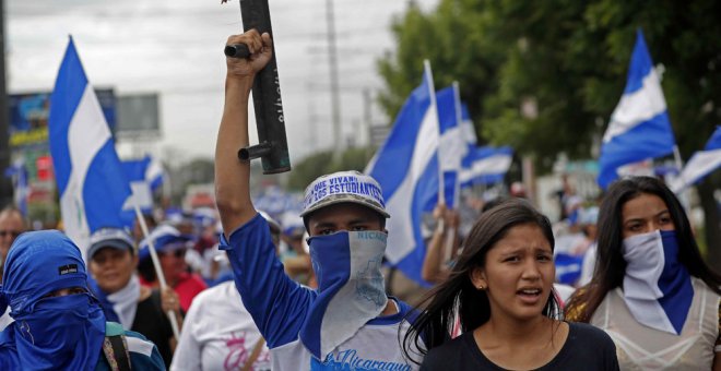 Jóvenes participan en una marcha convocada para apoyar a los médicos que fueron destituidos por atender manifestantes en Managua. JORGE TORRES (EFE)