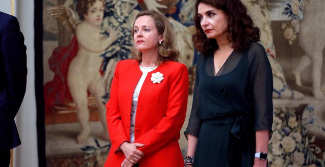 Las ministra de Economía, Nadia Calviño, y la de Hacienda, María Jesús Montero, durante el acto de toma de posesión del nuevo gobernador del Banco de España. EFE/Chema Moya