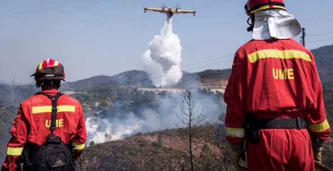 Técnicos del UME en el incendio de la Sierra de San Cristóbal. EFE
