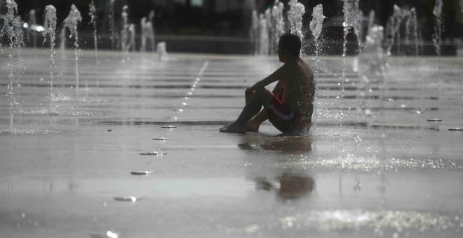 Un hombre se refresca en una fuente de Córdoba debido a las altas temperatura. EFE/Rafa Alcaide