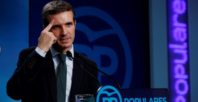 El presidente del PP y diputado por Ávila, Pablo Casado, habla con los periodistas tras su comparecencia en la sede del partido tras conocerse que la jueza ha pedido al Tribunal Supremo al considerar que existen "indicios" de delito por su máster.EFE/Chem