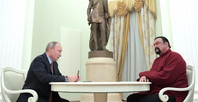 Steven Seagal charla con el presidente de Rusia, Vladimir Putin. EFE