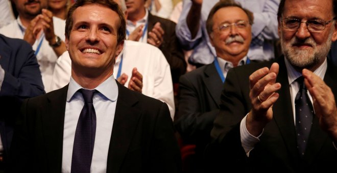 Pablo Casado recibe el aplauso de Mariano Rajoy y de los compromisarios del PP, tras su elección como presidente del partido conservador. REUTERS/Javier Barbancho