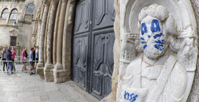 La fachada de Platerías de la catedral de Santiago de Compostela ha aparecido esta mañana con un grafiti en una de sus figuras, que aparece pintada emulando a uno de los miembros de Kiss, la banda estadounidense de 'hard rock'. . EFE/Lavandeira jr