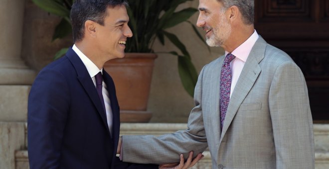 El rey Felipe VI y el presidente del Gobierno,Pedro Sánchez, en el Palacio de Marivent.EFE/Ballesteros