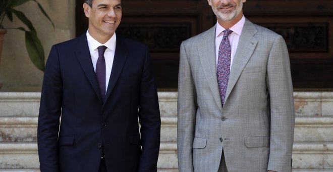 El rey Felipe VI y el presidente del Gobierno,Pedro Sánchez,iz., en el Palacio de Marivent, donde hoy Pedro Sánchez mantiene su primer despacho de verano como presidente del Gobierno con el monarca para repasar los principales asuntos de la actualidad ant