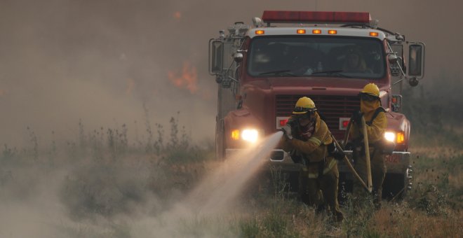 Un equipo de Bomberos trabaja para apagar el incendio que está arrasando California, EEUU. / Reuters