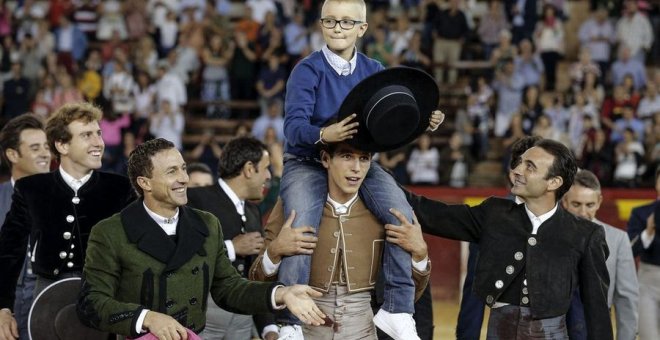 Adrián Hinojosa saliendo a hombros de la plaza de toros de Valencia - EFE