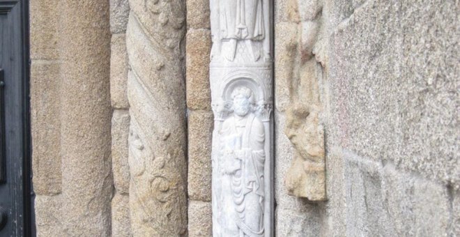 Imagen de la estatua de la Catedral de Santiago, ya sin la pintada. EP