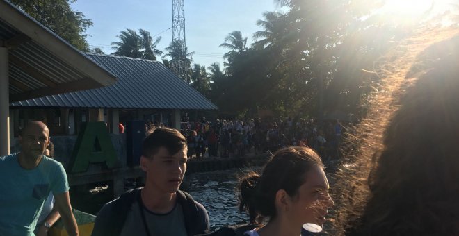 Personas a la espera de salir de Bali (Indonesia). / SONIA CORVI MÉRIDA