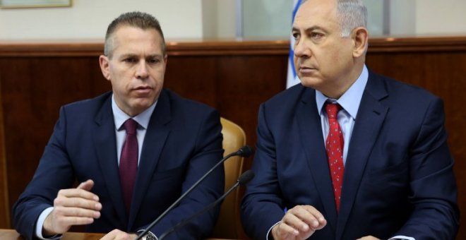 El primer ministro israelí, Benjamin Netanyahu (derecha), se sienta junto al ministro de Seguridad Pública israelí, Gilad Erdan en una foto de archivo. / AFP - GALI TIBBON