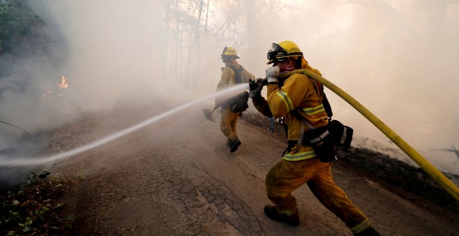 Bomberos combatiendo el incendio "Medocino Complex" de California / Reuters