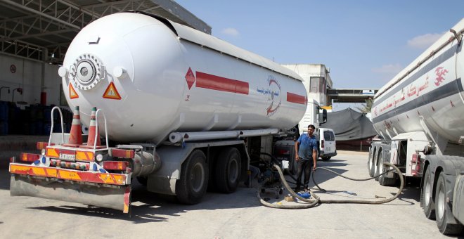 Un trabajador palestino llena un petrolero con gas de cocina importado de Egipto, en Rafah, al sur de la Franja de Gaza. / Reuters