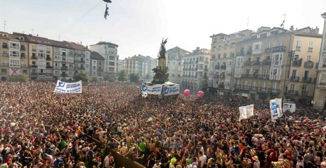 vMiles de personas congregadas en la plaza de la Virgen Blanca de Vitoria para dar comienzo a las fiestas patronales de la capital vasca. / EFE