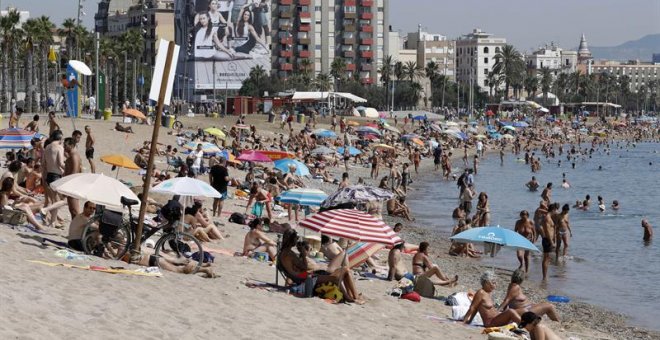La ola de calor que sigue azotando Catalunya hace que playas como la de la Barceloneta se llenen. / EFE