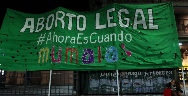 Una mujer junto a una pancarta a favor de la despenalización del aborto, cerca del Congreso argntino, en Buenos Aires. REUTERS/Marcos Brindicci