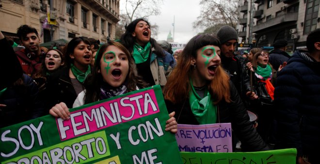 Manifestantes a favor de la legalización del aborto, concentradas en la Plaza del Congreso, durante el debate de la ley sobre la interrupción del embarazo en el Senado argentino, en Buenos Aires. REUTERS/Martin Acosta