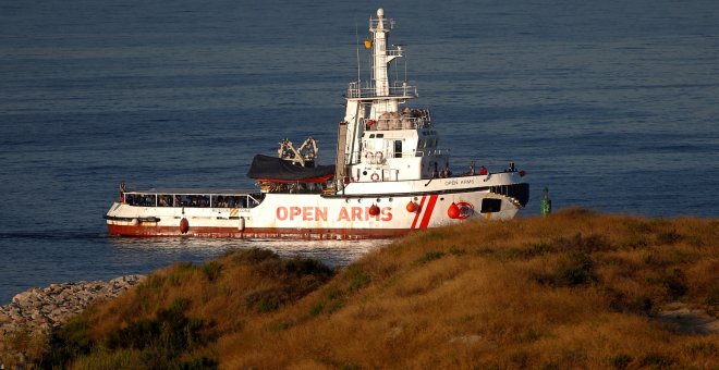 El barco de rescate de la ONG Proactiva Open Arms, con 87 migrantes rescatados del Mediterráneo, llega al puerto de Algeciras, Cádiz. / Reuters