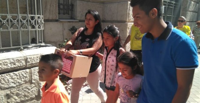 Viviana López y sus hijos entregan 93.000 firmas en la Comunidad de Madrid pidiendo una vivienda social / Europa Press
