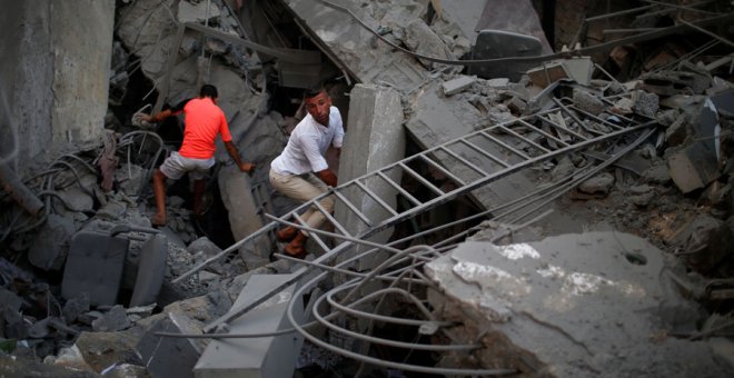 Palestinos en un edificio derribado por Israel en Gaza. REUTERS/Mohammed Salem